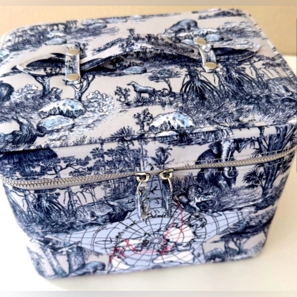 DIOR Around The World Mirrored Vanity Case - Picture 5 of 9